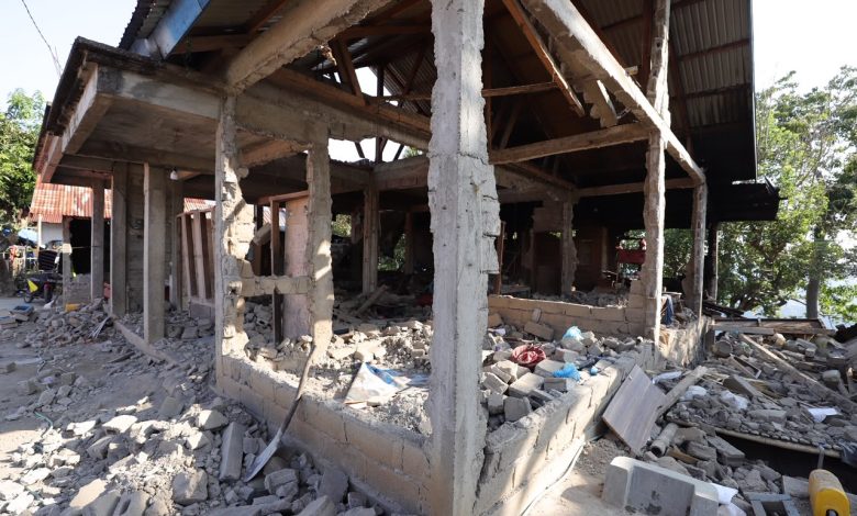 FOTO ARSIP BNPB: Kerusakan rumah warga akibat gempa M7,7 Flores di Desa Peoza Karamba, Kabupaten Ende, Rabu (19/8/2026).