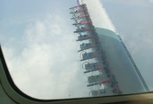 Bahan semai disebarkan melalui sistem waterrack di bawah sayap pesawat Cessna PK-SNH dalam operasi modifikasi cuaca BNPB di Jawa Tengah bagian barat, Senin (7/9).