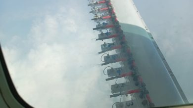 Bahan semai disebarkan melalui sistem waterrack di bawah sayap pesawat Cessna PK-SNH dalam operasi modifikasi cuaca BNPB di Jawa Tengah bagian barat, Senin (7/9).