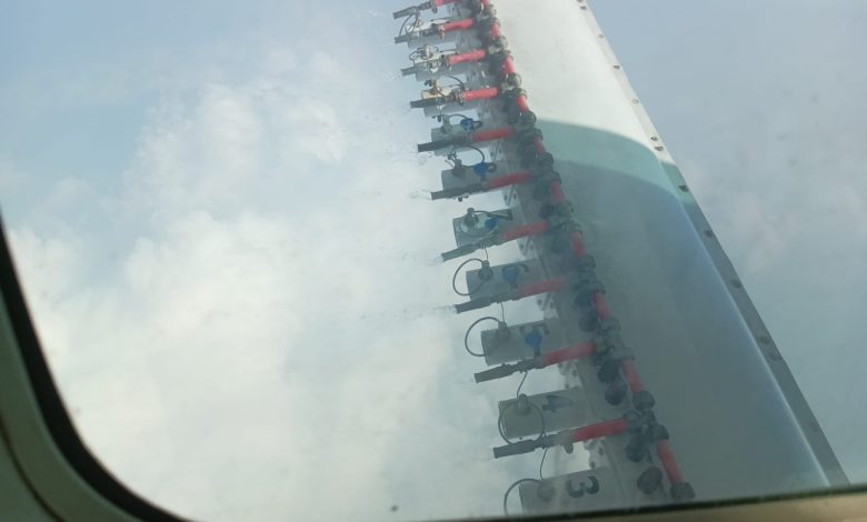 Bahan semai disebarkan melalui sistem waterrack di bawah sayap pesawat Cessna PK-SNH dalam operasi modifikasi cuaca BNPB di Jawa Tengah bagian barat, Senin (7/9).