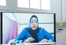 Juru bicara Fraksi Demokrat DPRD Kabupaten Sigi sekaligus Ketua Fraksi Demokrat, Eliyanti, mengikuti rapat paripurna melalui Zoom, Selasa (8/9/2026).