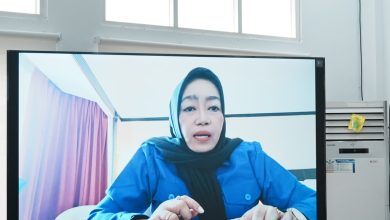 Juru bicara Fraksi Demokrat DPRD Kabupaten Sigi sekaligus Ketua Fraksi Demokrat, Eliyanti, mengikuti rapat paripurna melalui Zoom, Selasa (8/9/2026).