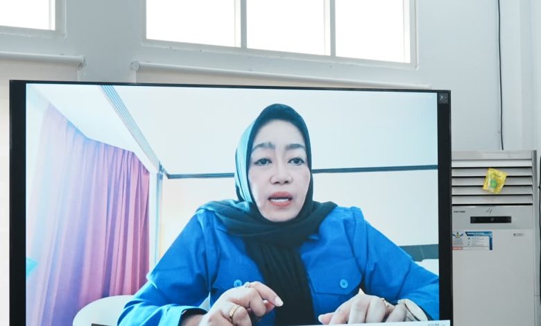 Juru bicara Fraksi Demokrat DPRD Kabupaten Sigi sekaligus Ketua Fraksi Demokrat, Eliyanti, mengikuti rapat paripurna melalui Zoom, Selasa (8/9/2026).