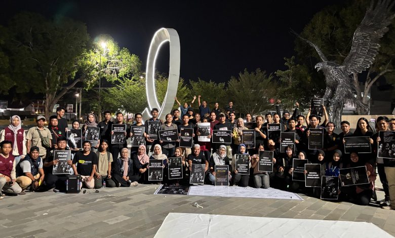 Jurnalis Palu dalam aksi solidaritas untuk lima wartawan yang hilang di Selat Sunda. (Foto: Ist)