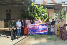 Anggota DPRD Kabupaten Sigi Eliyanti bersama Dinas Sosial, Kepala Desa Langaleso dan anggota KUBE Berlian Electone saat penyerahan bantuan di Desa Langaleso, Kecamatan Dolo, Sigi, Rabu (23 September 2026).