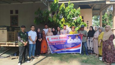 Anggota DPRD Kabupaten Sigi Eliyanti bersama Dinas Sosial, Kepala Desa Langaleso dan anggota KUBE Berlian Electone saat penyerahan bantuan di Desa Langaleso, Kecamatan Dolo, Sigi, Rabu (23 September 2026).