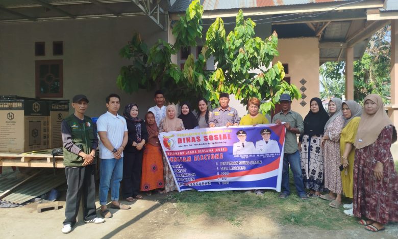Anggota DPRD Kabupaten Sigi Eliyanti bersama Dinas Sosial, Kepala Desa Langaleso dan anggota KUBE Berlian Electone saat penyerahan bantuan di Desa Langaleso, Kecamatan Dolo, Sigi, Rabu (23 September 2026).