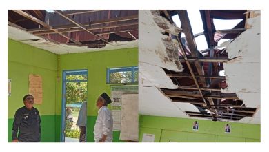 Sekitar 70 persen bangunan MI Alkhairaat Pakuli, Sigi, rusak, terutama bagian atap yang menyebabkan korsleting setelah hujan.