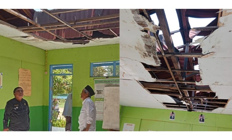 Sekitar 70 persen bangunan MI Alkhairaat Pakuli, Sigi, rusak, terutama bagian atap yang menyebabkan korsleting setelah hujan.