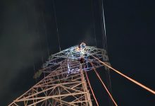 Tim SAR mengevakuasi remaja dari tower Gardu Induk PLN Silae, Palu, Senin (28/9).