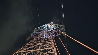 Tim SAR mengevakuasi remaja dari tower Gardu Induk PLN Silae, Palu, Senin (28/9).