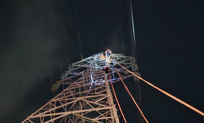 Tim SAR mengevakuasi remaja dari tower Gardu Induk PLN Silae, Palu, Senin (28/9).